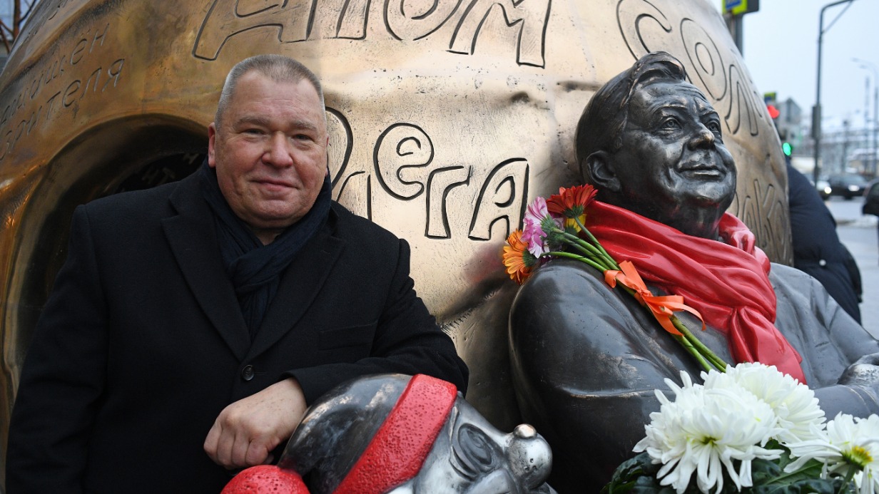 Скульптор Александр Рукавишников на церемонии открытия скульптурной композиции «Атом Солнца Олега Табакова», приуроченной к 85-летию со дня рождения артиста