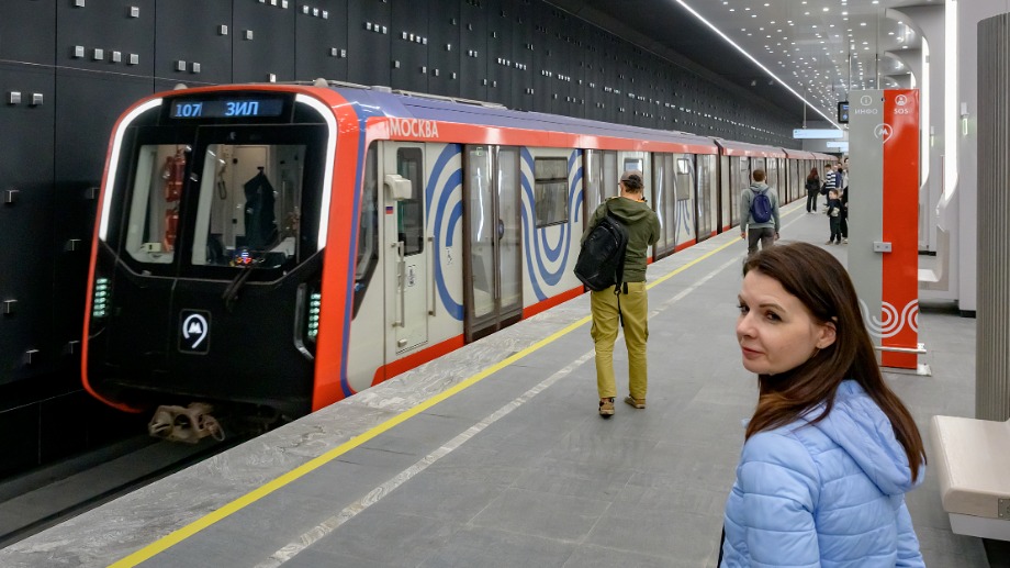 Пассажиры на «Вавиловской». Эта станция буквально усыпана яркими лампами