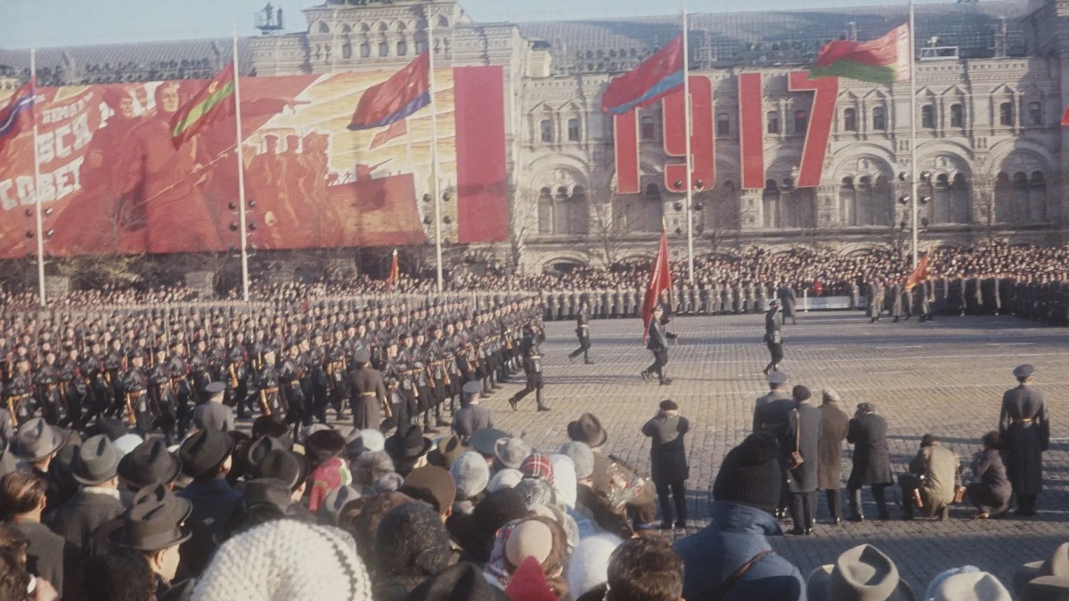 Трансляция парада на Красной площади, приуроченная к 50-летию Октябрьской революции