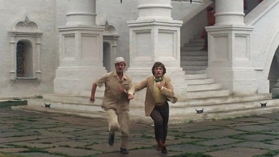 Актеры Юрий Яковлев и Леонид Куравлев на территории Ростовского кремля