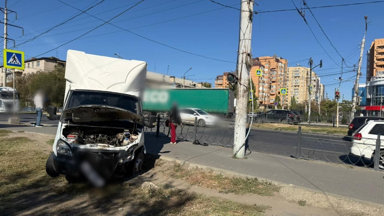 «Газель» после ДТП влетела в толпу на тротуаре в Астрахани