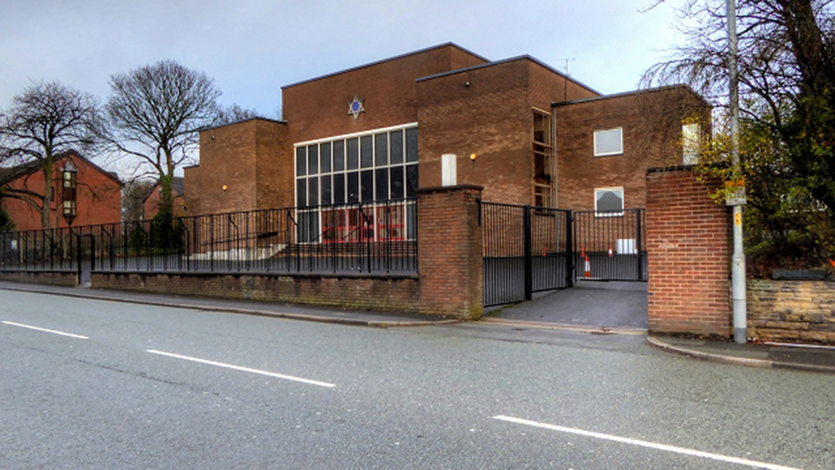 Мужчина с ножом напал на прихожан синагоги Манчестера в важный еврейский праздник