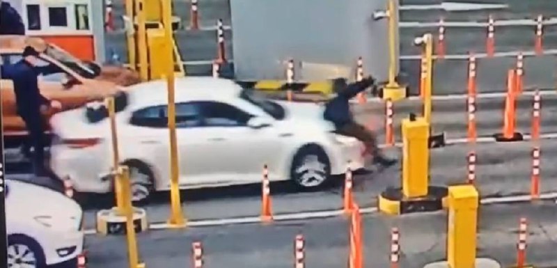 Таксист сбил охранника при выезде с платной парковки аэропорта Шереметьево