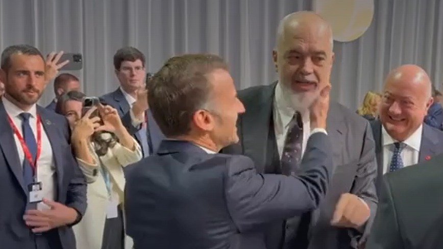 Макрон шлепнул премьер-министра Албании из-за шутки о Трампе