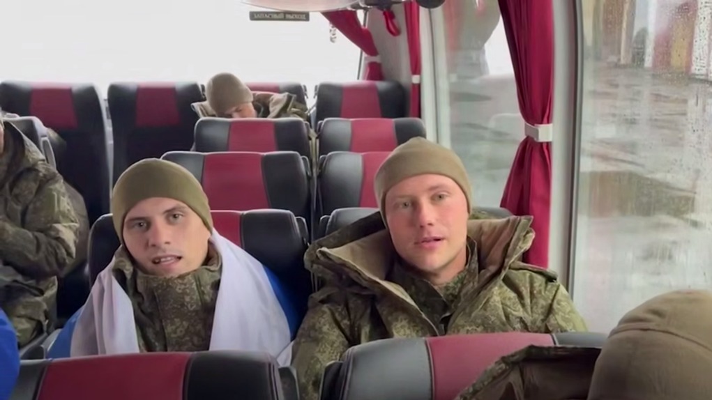 «Все шикарно»: Минобороны показало кадры с вернувшимися из плена ВСУ военными