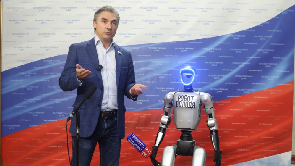Робот Володя держит для депутата Андрея Свинцова микрофон
