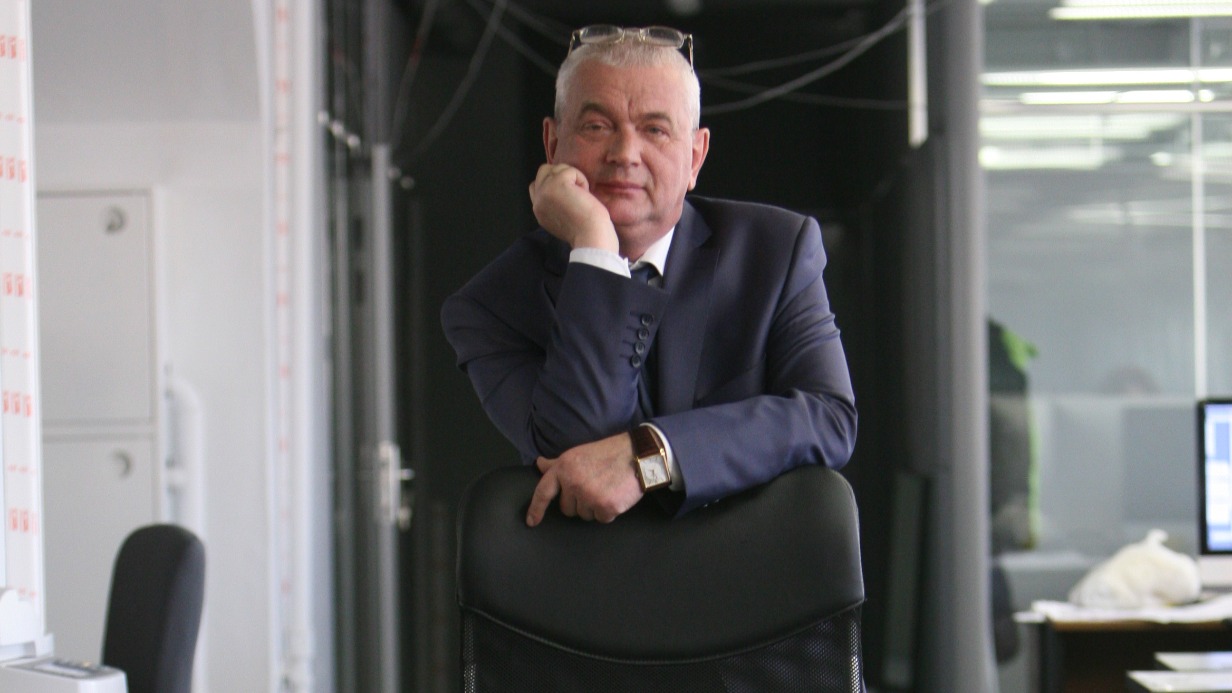 Александр Иванович Куприянов, наш Купер, в ньюсруме редакции «Вечерки». Притом что у Александра Ивановича было очень много фотографий, он очень любил эту. На ней видно, что переехавшая в Бумажный проезд «Вечерка» переживает ремонт. Это все было как вчера. И Купер — на пике своих замыслов и планов