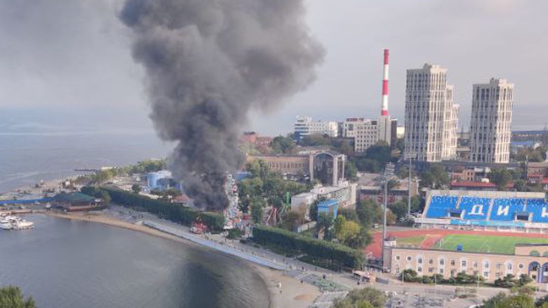 Сильный пожар произошел около колеса обозрения во Владивостоке