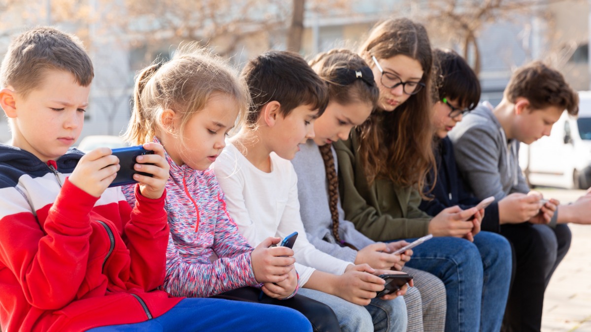 Многие психологи бьют тревогу: из-за зависимости от гаджетов современные дети могут вырасти совершенно неприспособленными к реальной жизни