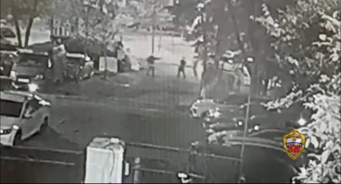 Самокатчик с ножом напал на семейную пару на севере Москвы