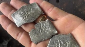 Дайверы в США нашли тысячу монет на затонувшем 310 лет назад корабле