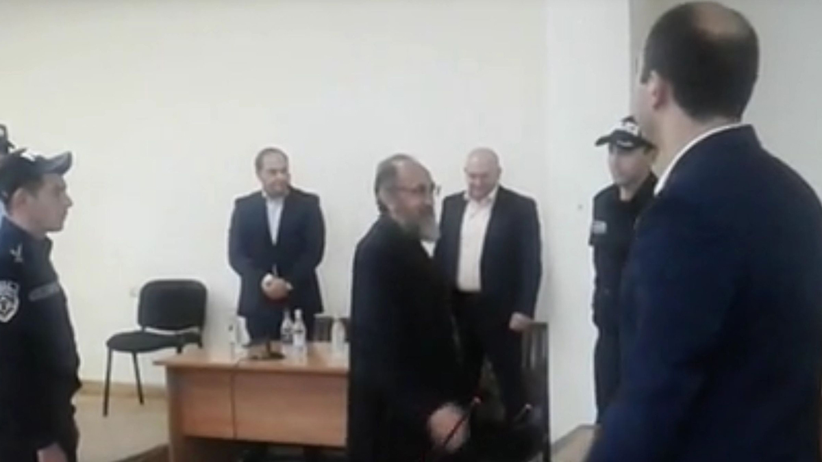 Суд в Ереване приговорил архиепископа Аджапахяна к двум годам лишения свободы
