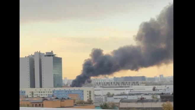 Трехэтажный склад загорелся на Волгоградском проспекте в Москве