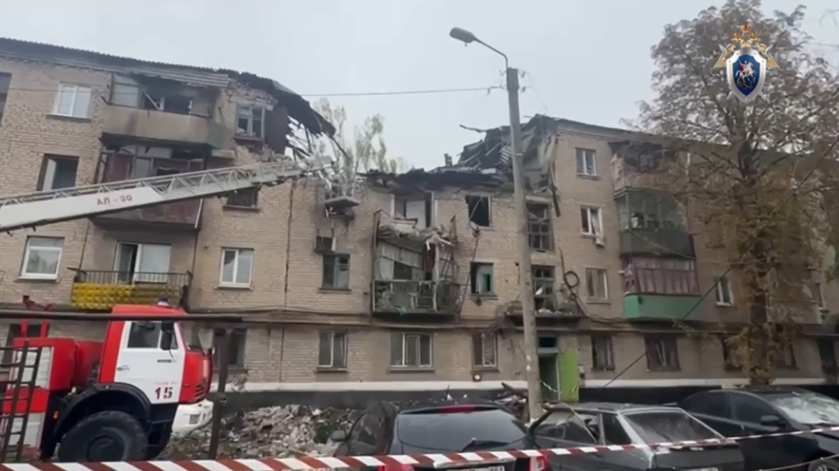 У двух этажей жилого дома в Красном Луче в ЛНР обрушилась кровля