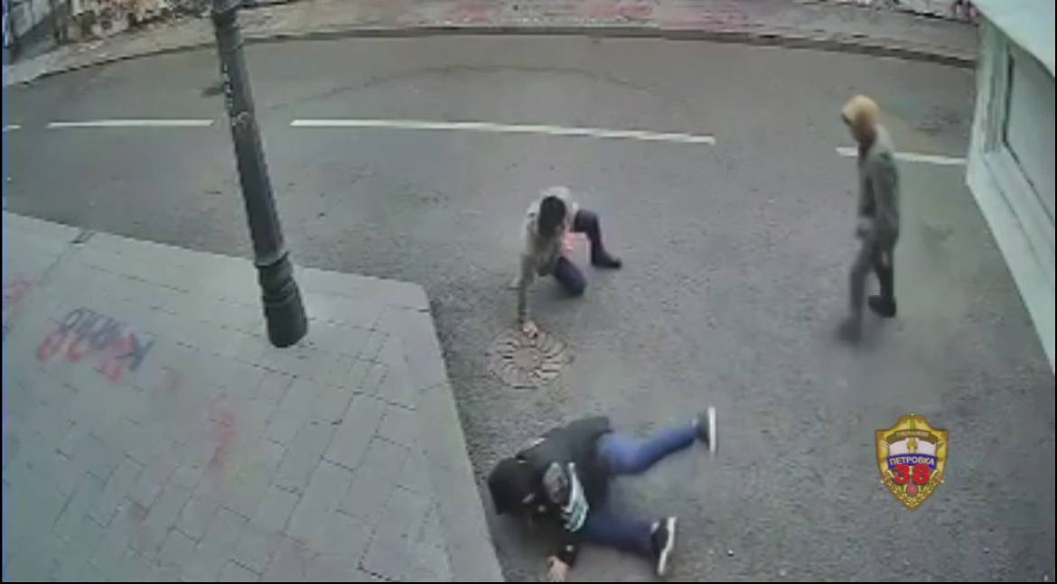 Москвич с ножом напал на прохожих около стены Цоя в центре столицы