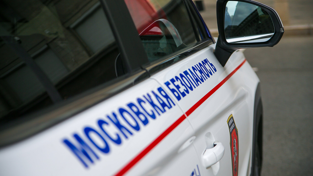 Незаконных жильцов выселили из квартиры сироты в Москве