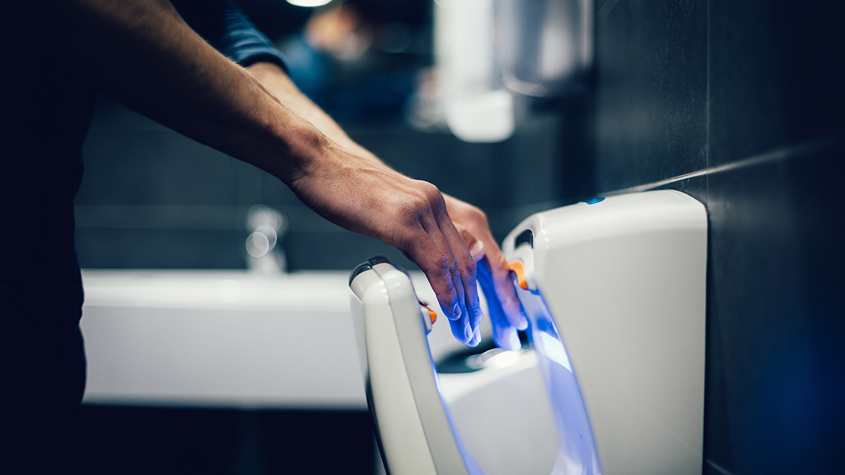 Воздушные сушилки для рук в общественных местах: опасность, вред