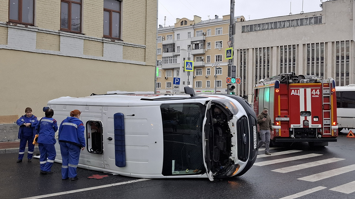 Скорая помощь перевернулась после столкновения с военным автобусом в Москве