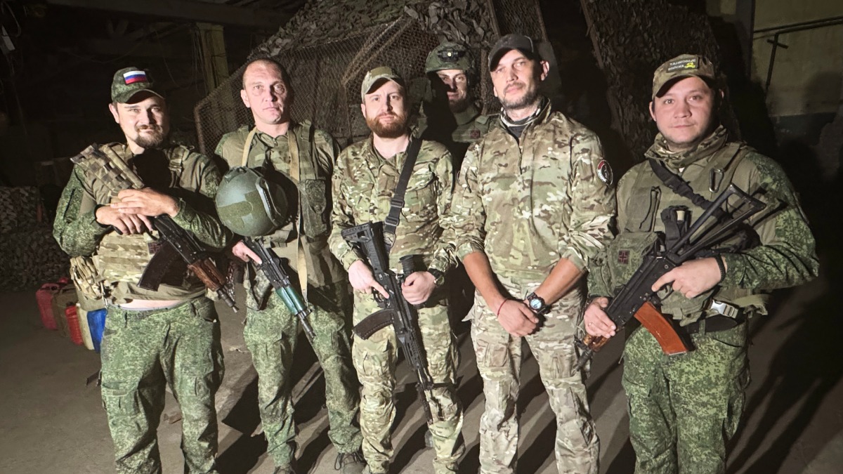 Запорожская область. Танкисты 1430-го гвардейского мотострелкового полка «Копатыч», «Шадайк», «Ряба», «Волк», «Москва» и «Кок» позируют на фоне одной из боевых машин