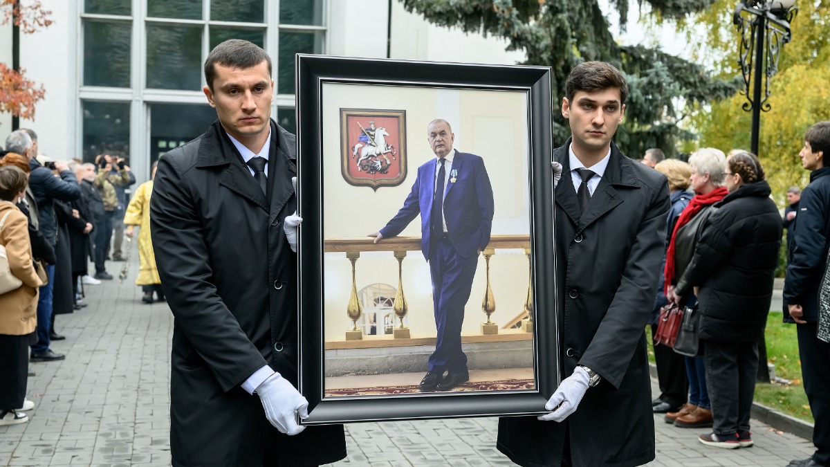 В последний путь главного редактора газеты «Вечерняя Москва» Александра Ивановича Куприянова провожали близкие, друзья, коллеги. Легендарного журналиста похоронили на Троекуровском кладбище