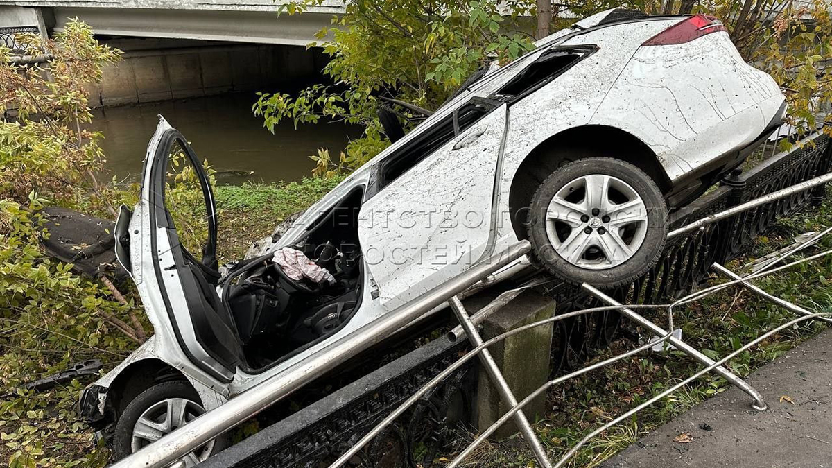 Иномарка врезалась в легковушку и чуть не вылетела в реку Яузу в Москве