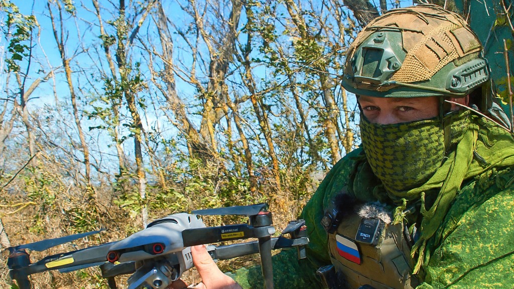 Оператор дронов 29-й общевойсковой армии группировки ВС РФ «Восток» с позывным «Грузин» осматривает «птичек» перед боевым заданием