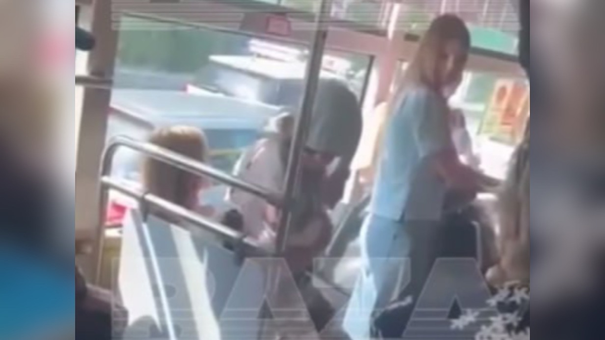 Уголовное дело возбудили в Находке, где мужчина сел на школьницу в автобусе