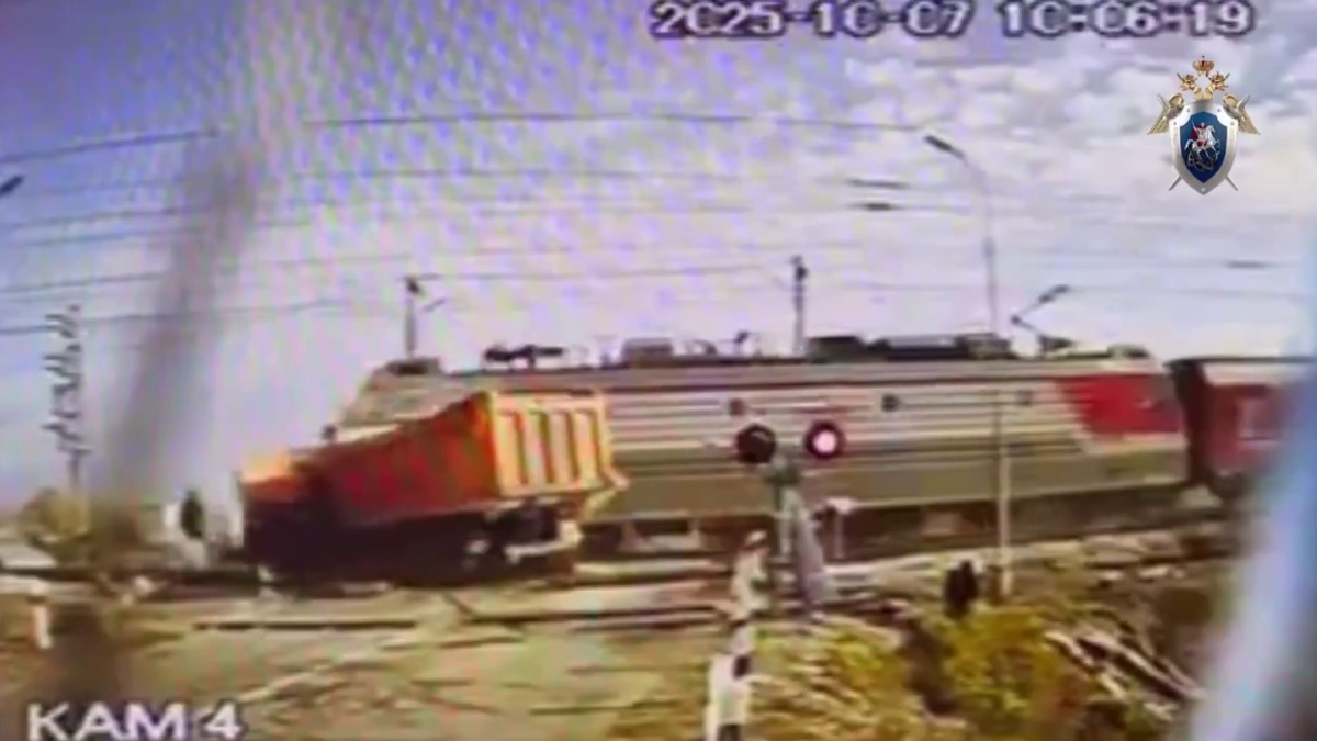 В Сети появился момент столкновения пассажирского поезда с КамАЗом в Татарстане