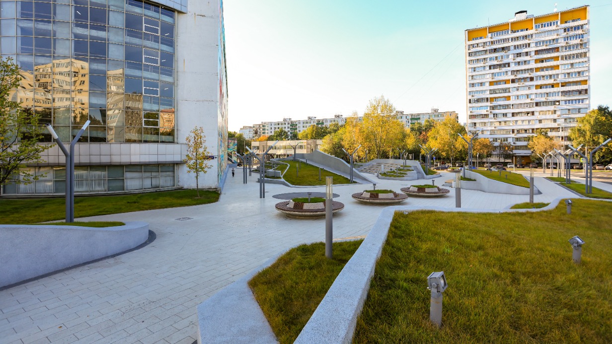 Выполнены работы по благоустройству возле пересадочного узла «Отрадное» на северо-востоке Москвы