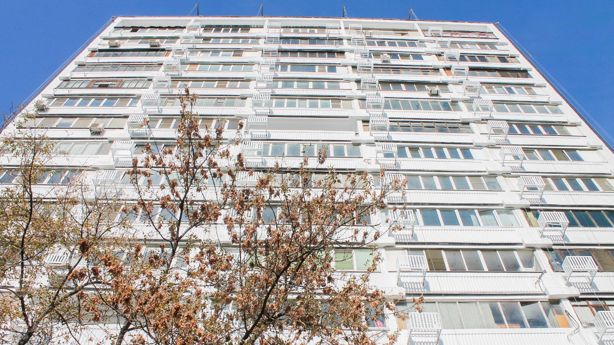 На юго-востоке столицы проходит капитальный ремонт фасада жилого дома по технологии с применением фиброцементных панелей