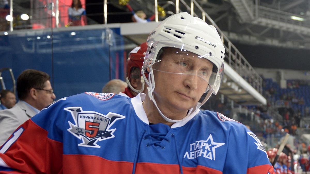 В 2015 году Владимир Путин в свой день рождения сыграл в хоккей