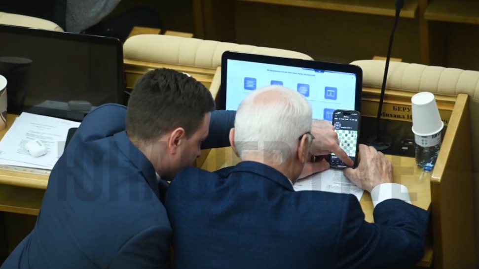 Депутатов Госдумы сняли играющими в шахматы на заседании