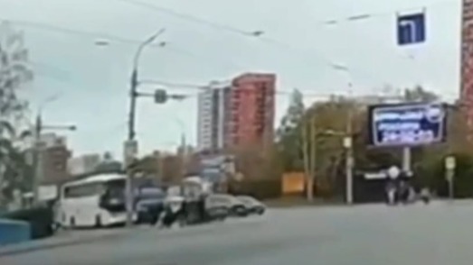 Появились кадры аварии в Ижевске, где машина на скорости влетела в автобус