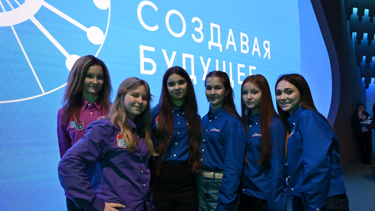 Участницы Второго международного симпозиума «Создавая будущее» из Подмосковья: Стефания Дюба, Валерия Гришина, Стефания Морозова, Валерия Пескова, Анна Лукинова, Александра Рыбина перед пленарным заседанием