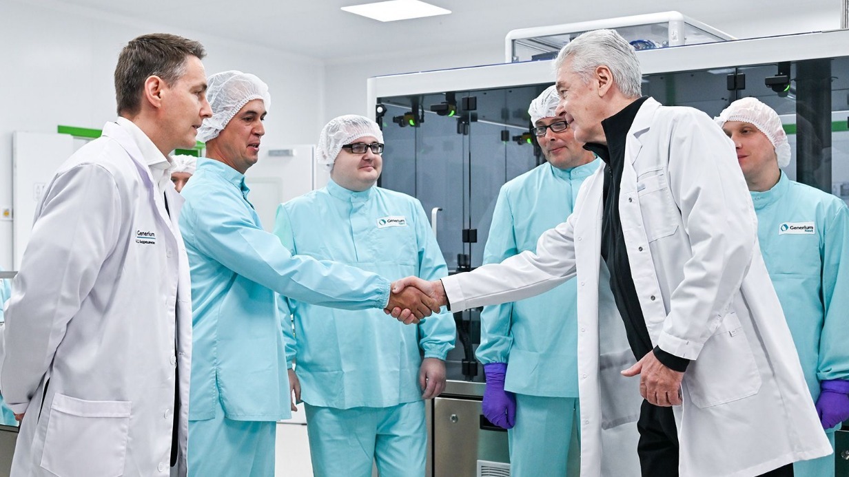 Мэр Москвы Сергей Собянин и генеральный директор фармзавода Александр Андрюшечкин пообщались с работниками предприятия на его открытии