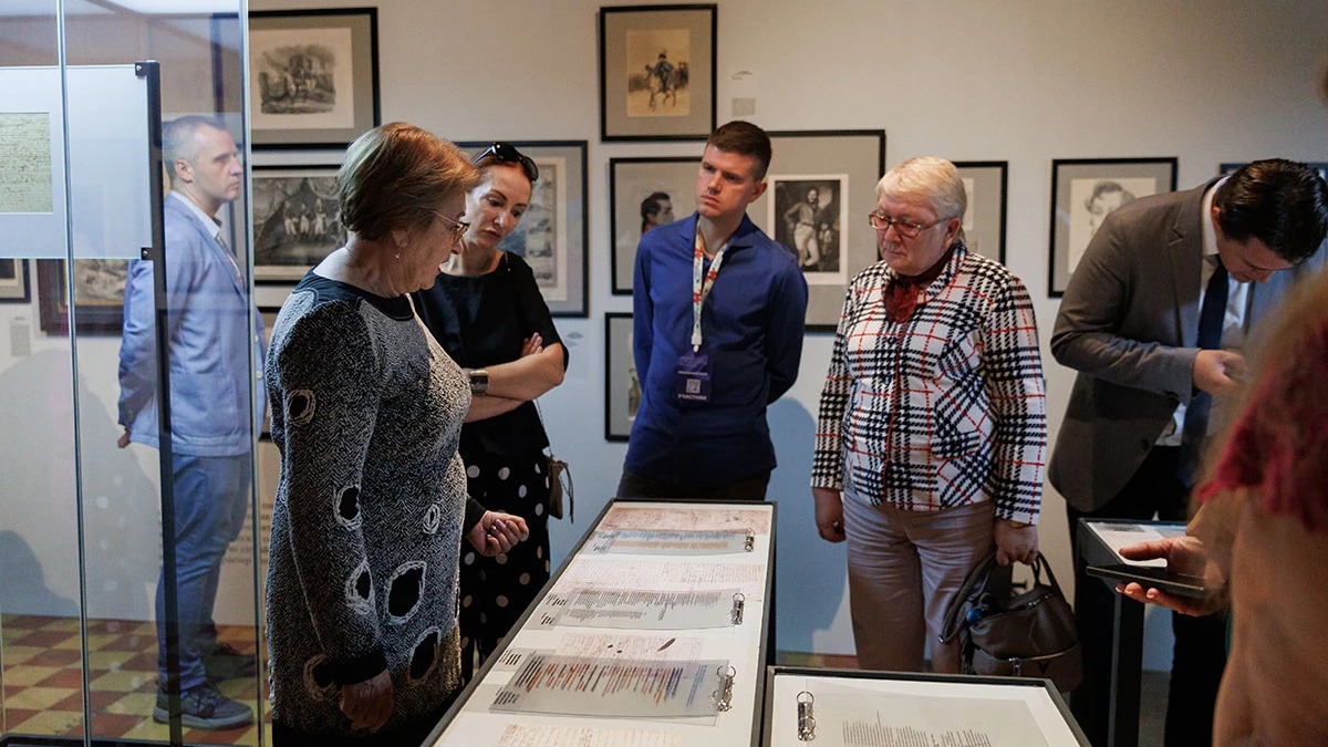 Открытие выставки «Пятнадцать начал романа «Война и мир» в Музее Арсеньева во Владивостоке. На ней есть экспонаты, которые раньше вообще не вывозили из Москвы