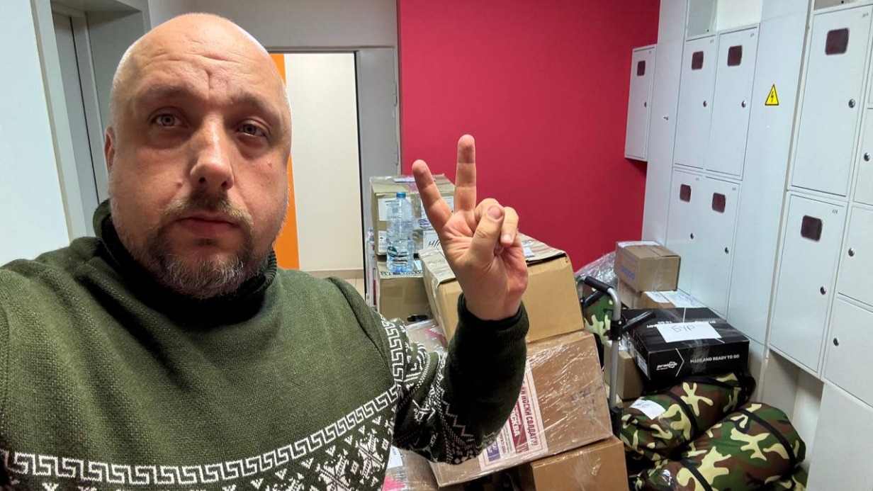 Заместитель главного редактора «ВМ» Алексей Зернаков готовит к отправке очередной гуманитарный груз на фронт, в том числе собранный читателями газеты