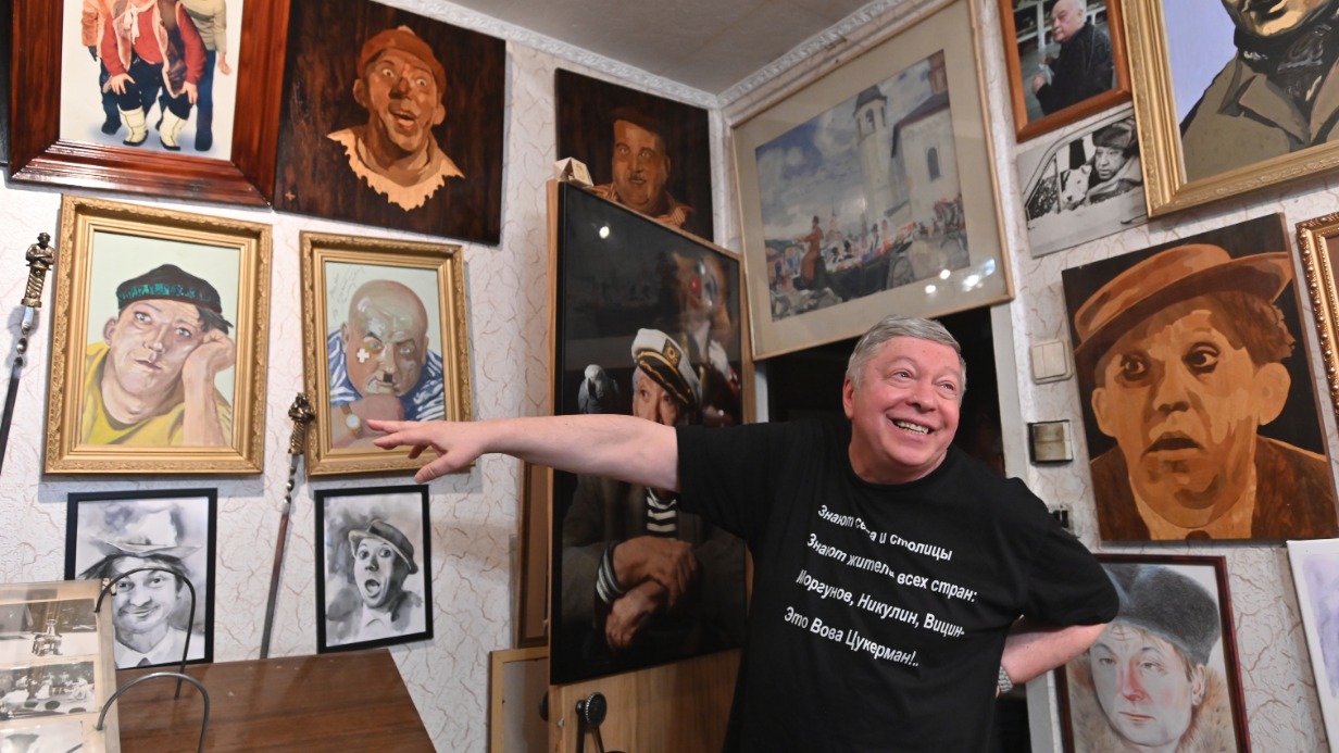 Владимир Цукерман в одной из комнат своей квартиры-музея, где экспонатам давно тесно