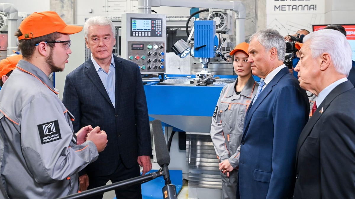 Мэр Москвы Сергей Собянин и председатель Госдумы Вячеслав Володин общаются с мастером фрезерного цеха Валерием Фадеевым и студенткой Ульяной Долматовой