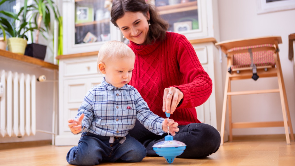 Научите ребенка запускать юлу, и его потом будет не оторвать от игрушки