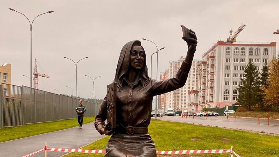 Жителей Дзержинского возмутил «эротический подтекст» в памятнике учительнице