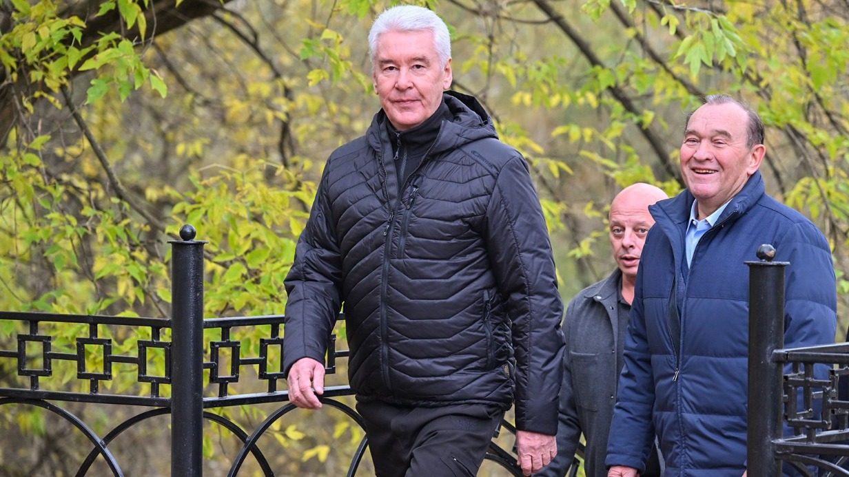 Мэр Москвы Сергей Собянин и заммэра Петр Бирюков осмотрели итоги комплексного благоустройства участков парка «Яуза» вдоль Сельскохозяйственной улицы и Тенистого проезда. Ежегодно в столице обустраивают десятки новых общественных пространств