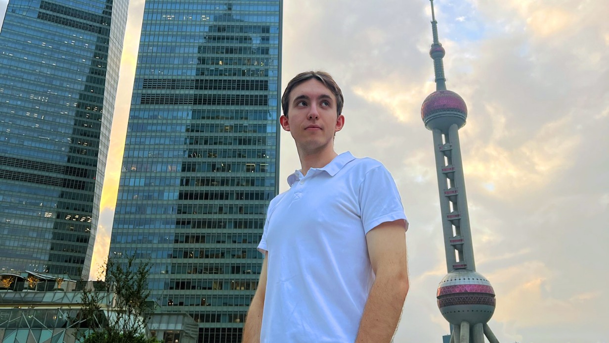 Студент третьего курса факультета гуманитарных и социальных наук специальности «Международные отношения» РУДН Александр Зацепилин в городе Шанхай. Погружение в китайскую культуру позволяет куда быстрее овладеть языком, чем изучение учебников
