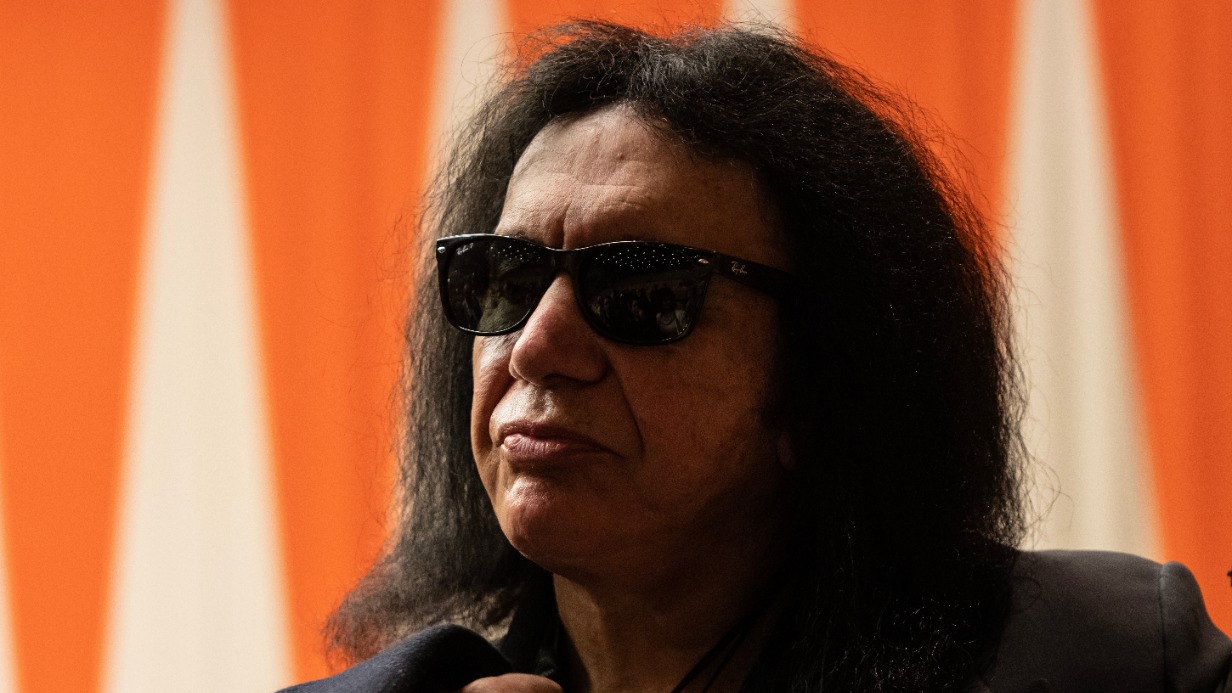 Басист Kiss Джин Симмонс попал в аварию, потеряв сознание за рулем