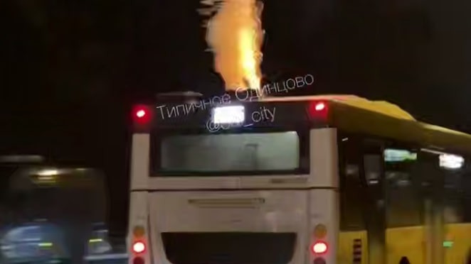 МВД проводит проверку после того, как подростки запустили салют с крыши автобуса