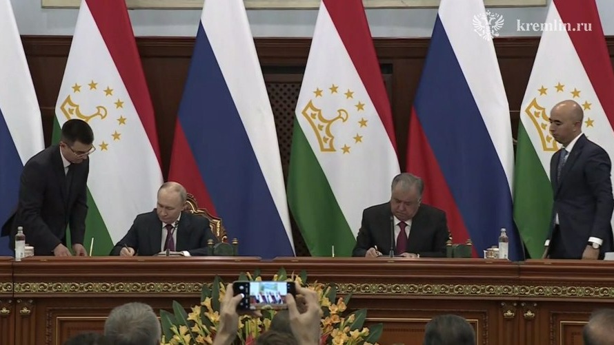 Путин и Рахмон подписали договоры о развитии трудовой миграции