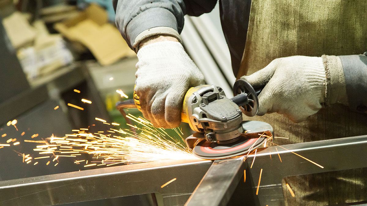 Диск от болгарки застрял в груди мужчины, работавшего в храме в Москве