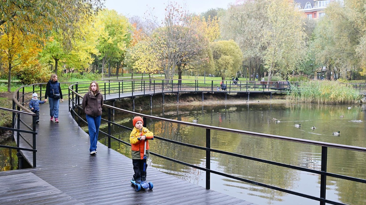 Москвичи уже наслаждаются удобством инфраструктуры парка «Дубрава» в столичном районе Куркино после завершения работ по благоустройству