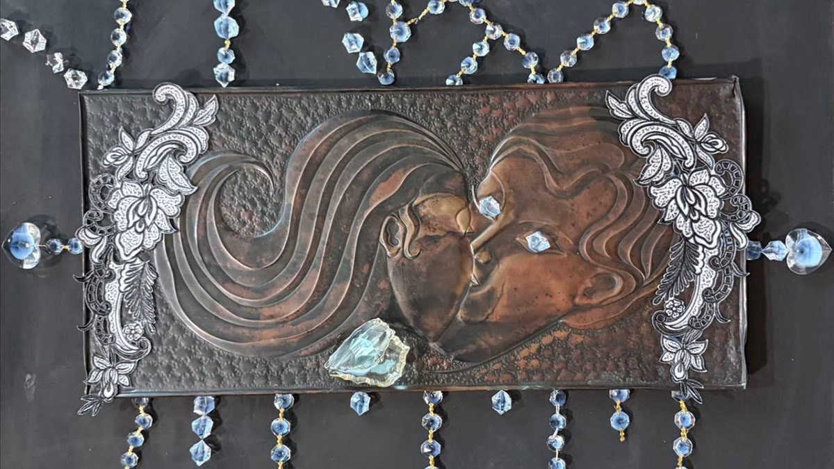 Режиссер Гай Германика получила в подарок от Инжиневской украденную у Собчак люстру