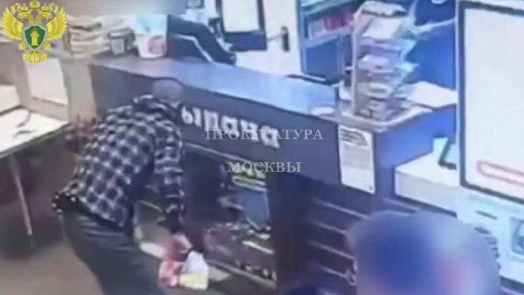 Мужчина разбил лопатой витрину ресторана в Москве и украл конструктор для сына